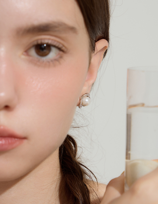 奢華環繞珍珠。銀針耳環