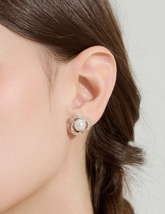 奢華環繞珍珠。夾式耳環