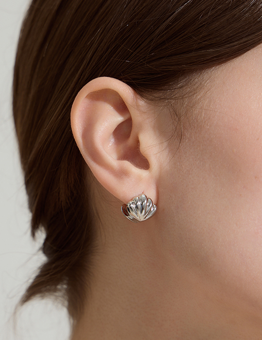 海洋雙層貝殼。銀針耳環(銀)