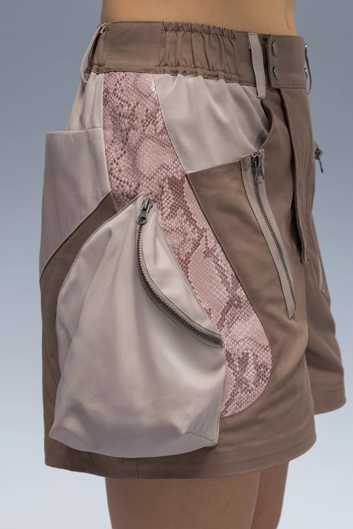 XIPHEVIL「櫻鱗棕星弧繭袋拼革短女褲」