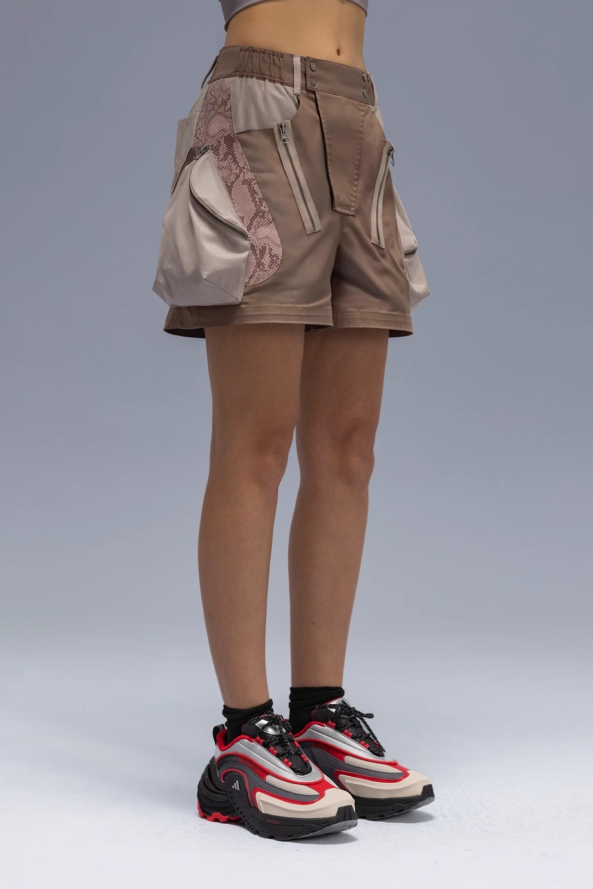 XIPHEVIL「櫻鱗棕星弧繭袋拼革短女褲」