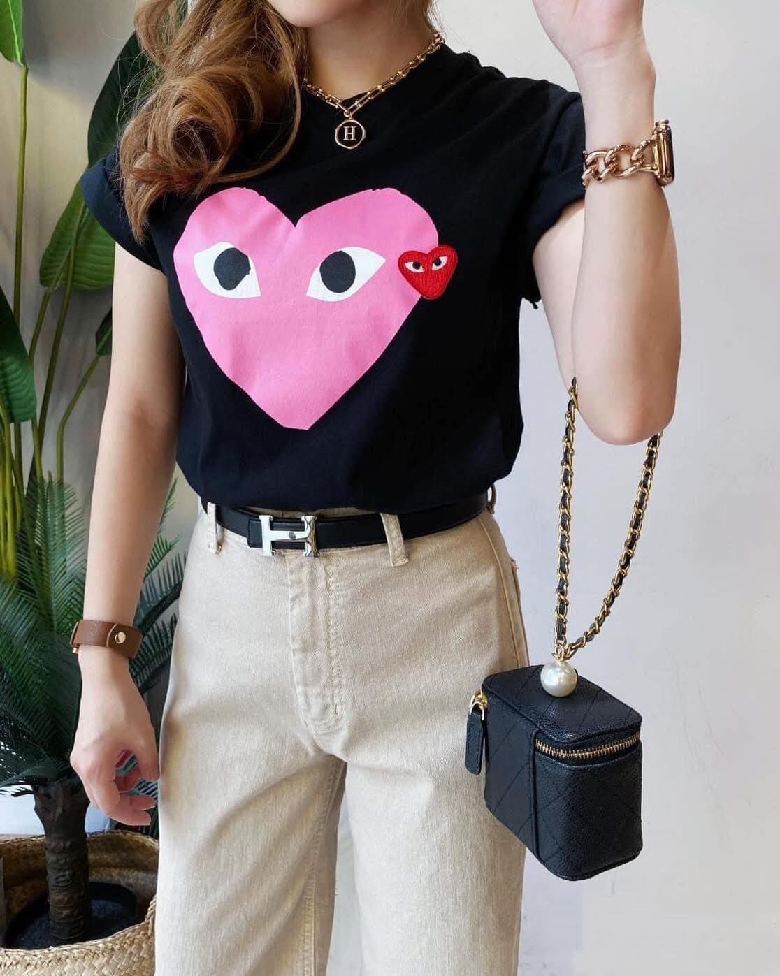 【可愛百搭的愛心人徽章造型棉tee】（現貨）