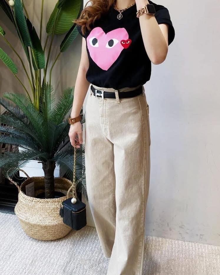 【可愛百搭的愛心人徽章造型棉tee】（現貨）