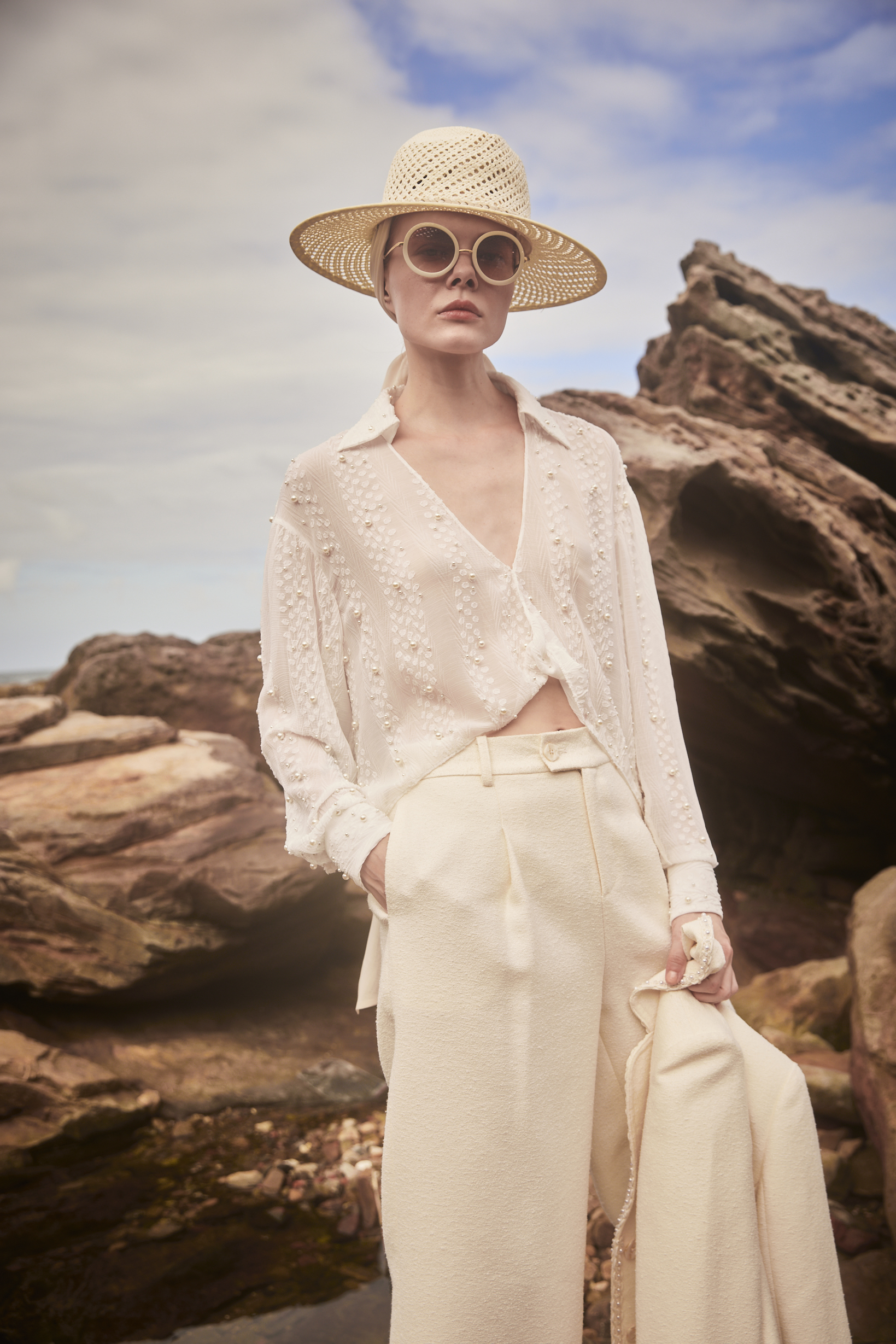 BE10189A1 浪漫陽光扭結V領珍珠襯衫上衣