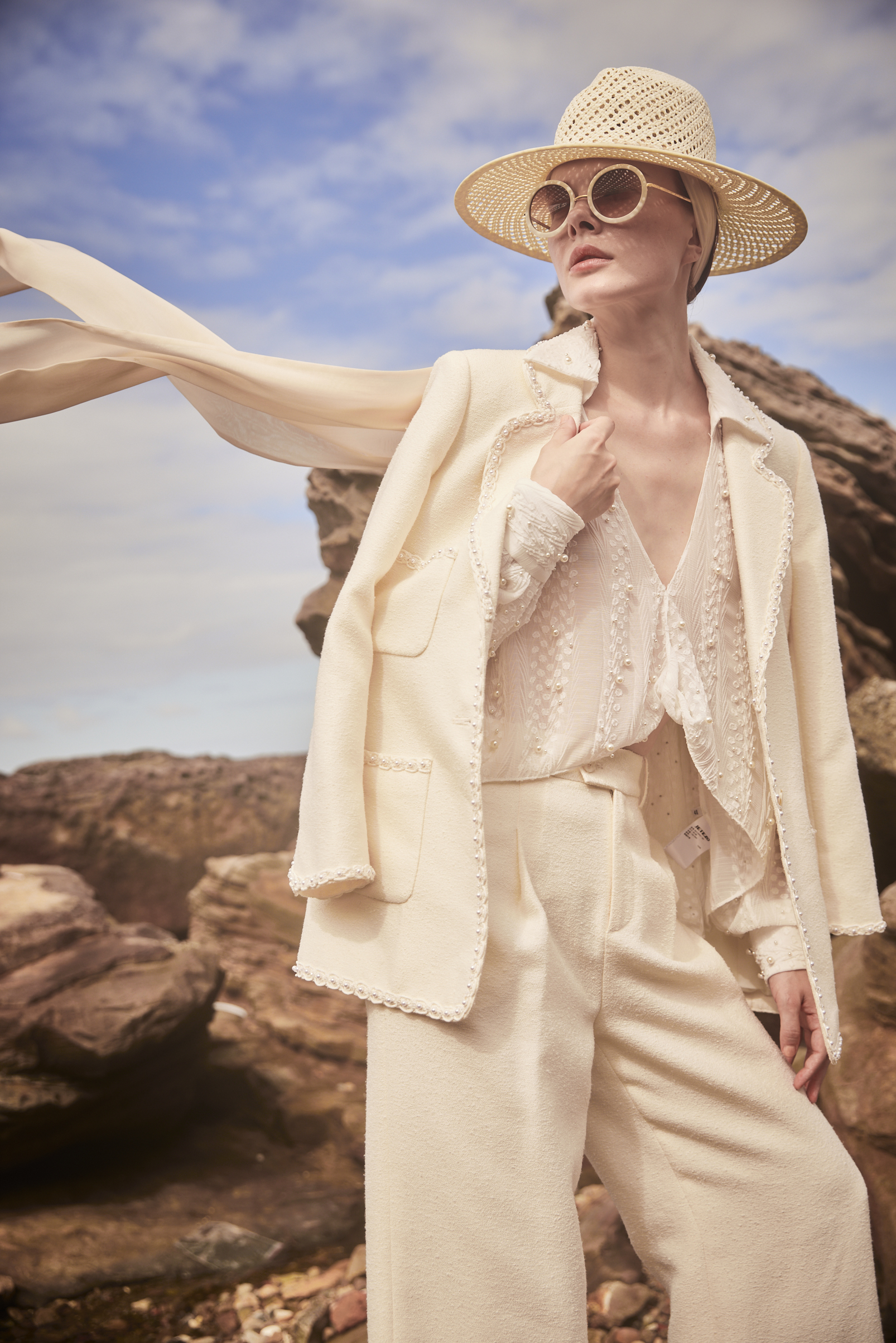 BE10189A1 浪漫陽光扭結V領珍珠襯衫上衣