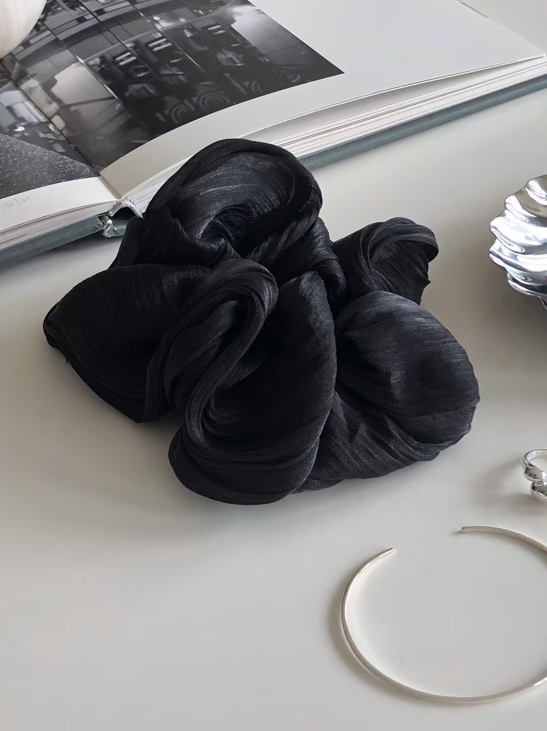 #228DN031 Pearl shining pleats hair scrunchie
