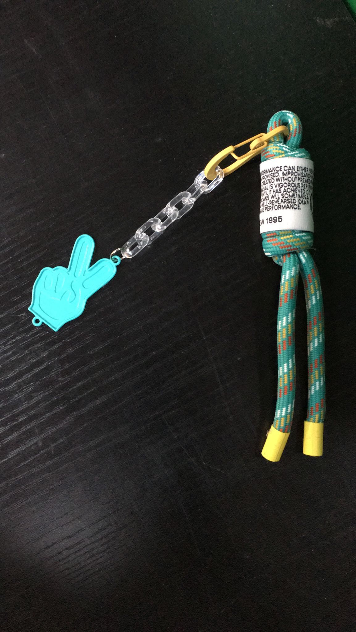 KR V指手匙扣 （此為清貨價貨品不設退換）AT6 647