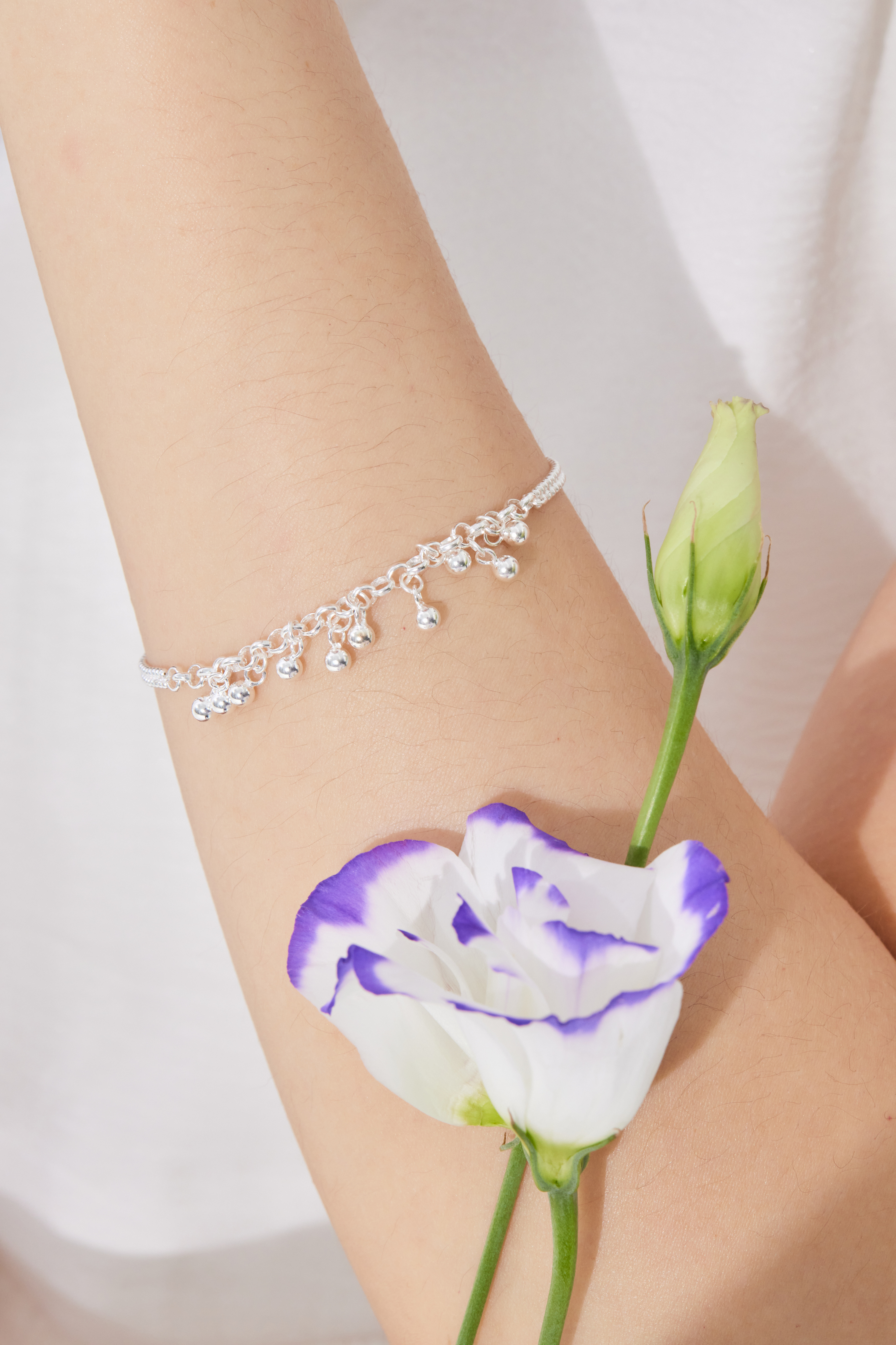 模特手腕近拍，純銀銀珠手鍊輕巧貼合肌膚，圓珠反光細膩亮眼。