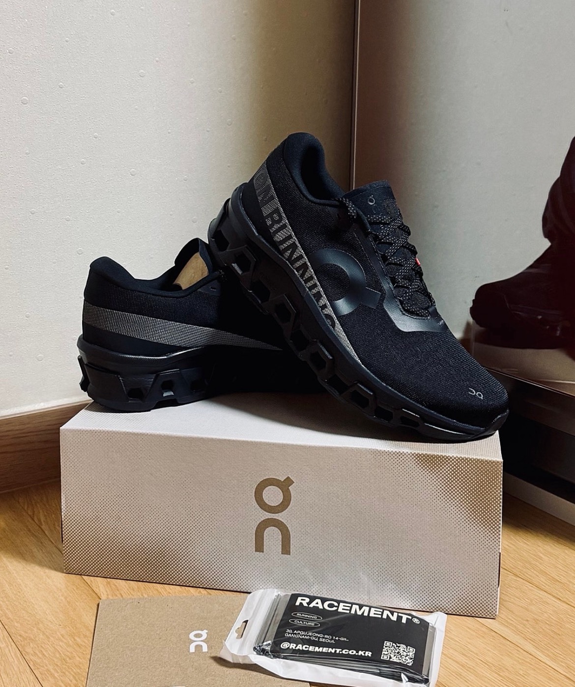 【現貨】On 昂跑 Cloudmonster 2 黑魂厚底跑鞋｜城市穿搭 × 碳板機能雙重進化！
