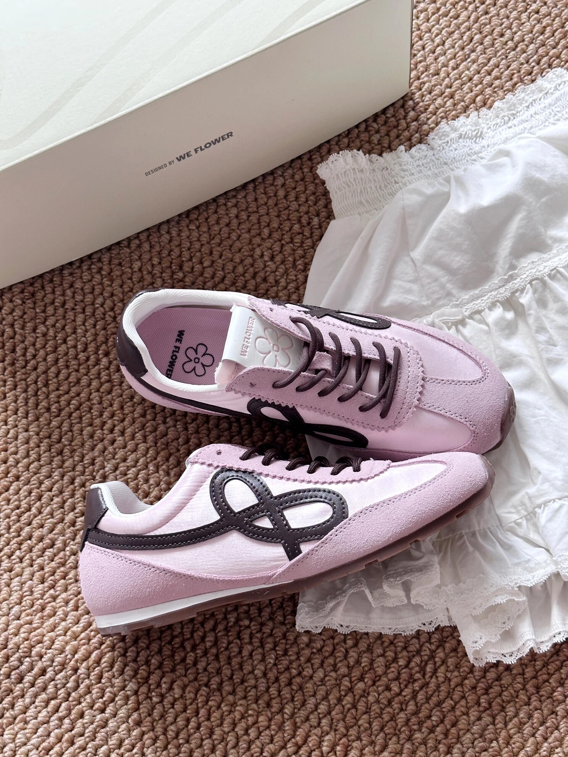 We Flower 法棍小花鞋 麂皮 拼接 焦糖底 復古 德訓鞋 粉紅色 粉咖色/預購