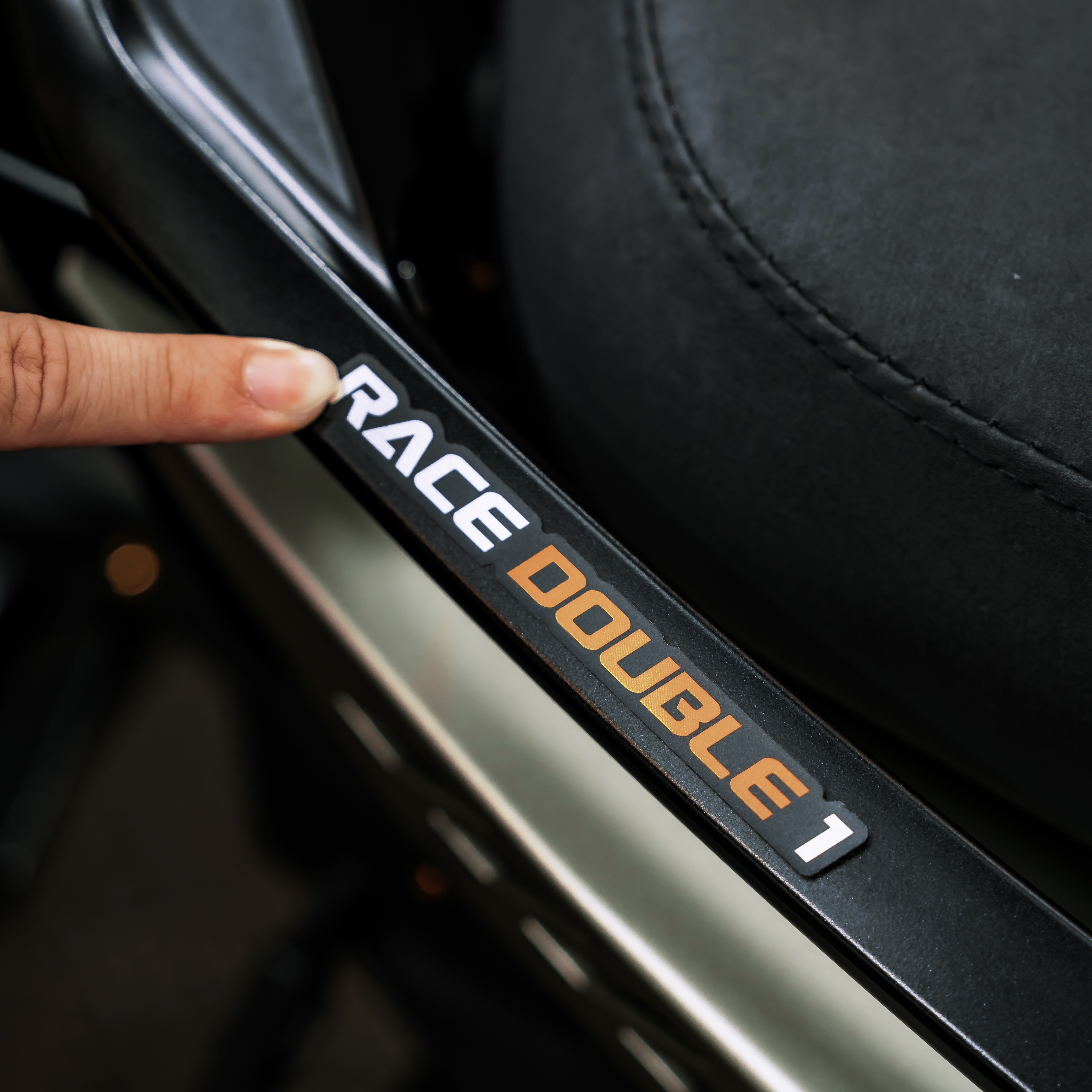 帥車企劃｜RACE DOUBLE1 銀橘金屬感貼紙