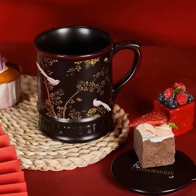 大英博物館｜大英博物館東方夢境系列靈羽芳地｜復古浮雕帶蓋馬克杯-黑金