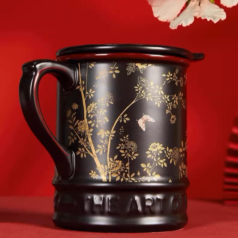 大英博物館｜大英博物館東方夢境系列靈羽芳地｜復古浮雕帶蓋馬克杯-黑金