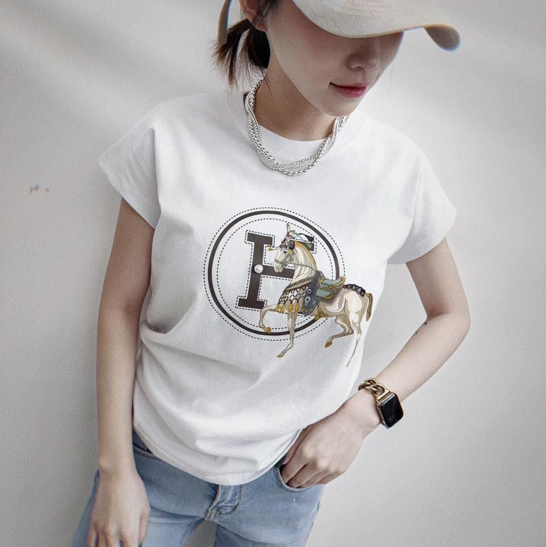 【新版顯瘦修身的馬兒字母棉tee】（現貨）