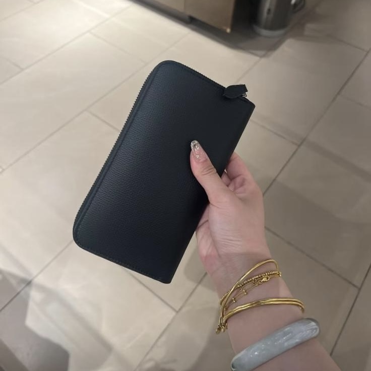 Outlet Burberry Zipped Wallet