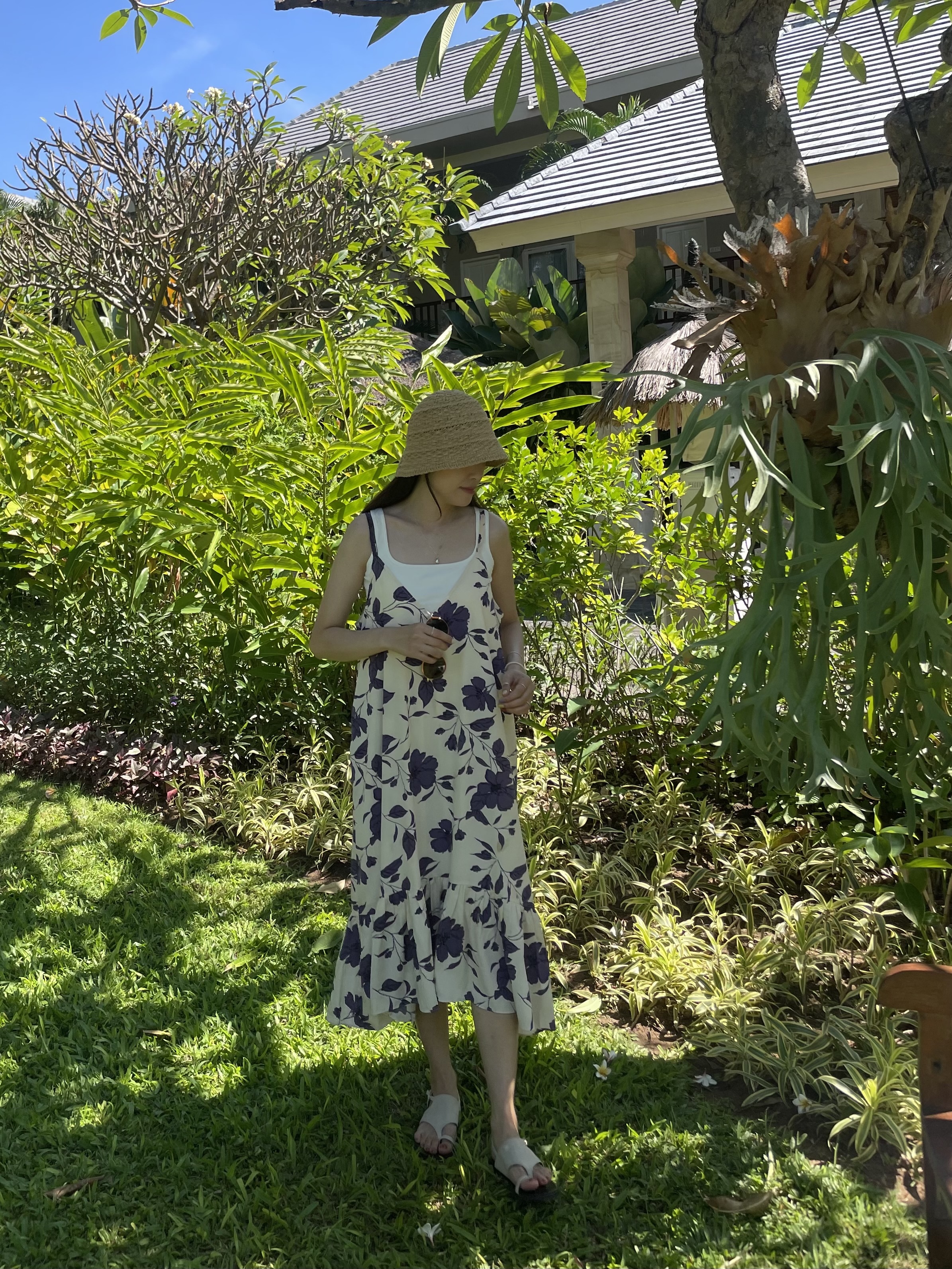 #228N464 湖邊度假，紫色大印花吊帶長裙