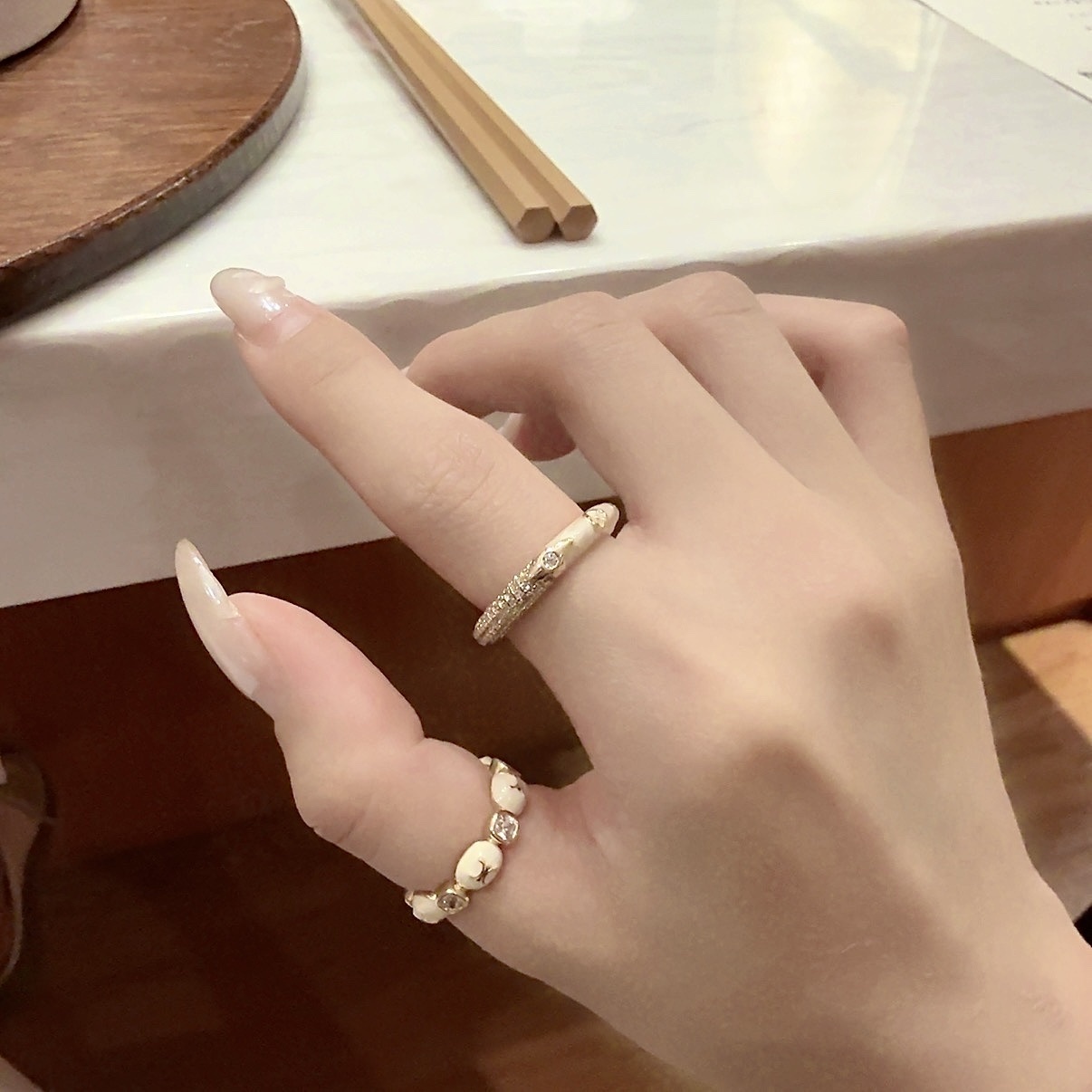 Alluring高級白釉暈染紋理’小老花’凱旋門金屬系列