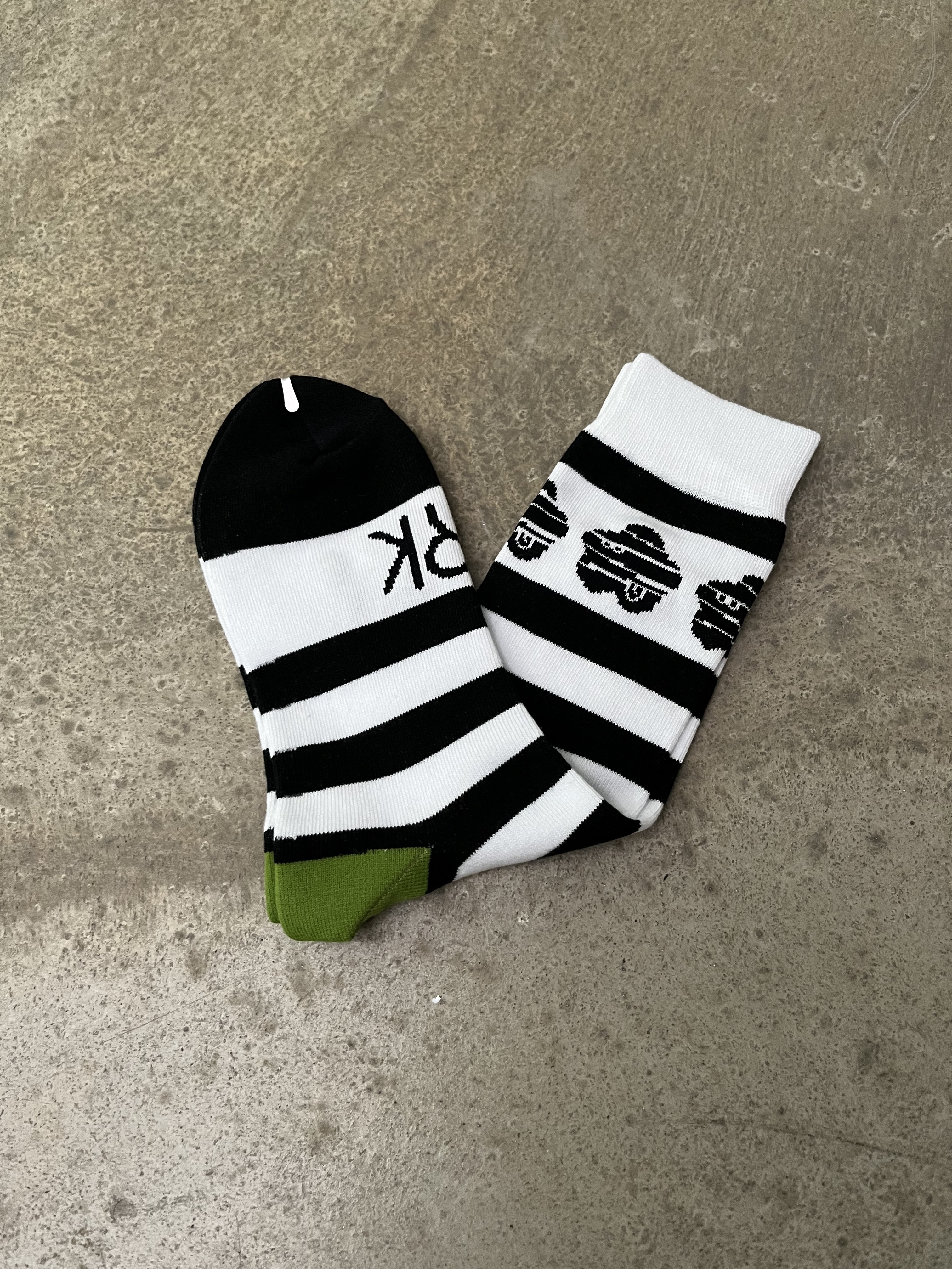 日本製黑白色橫間襪