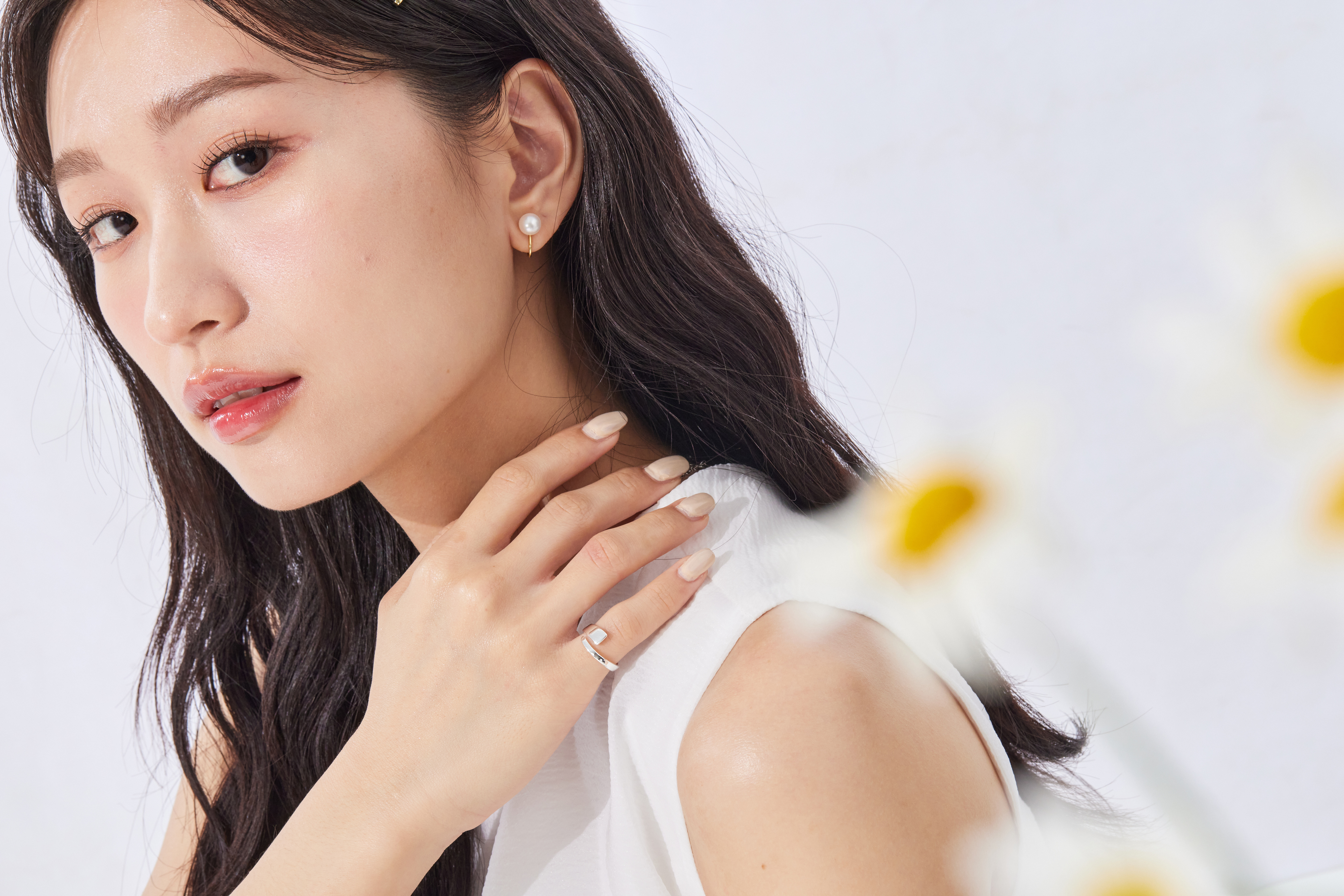 模特穿著簡約白上衣，搭配戒指單戴展示，尾戒點綴造型細節。