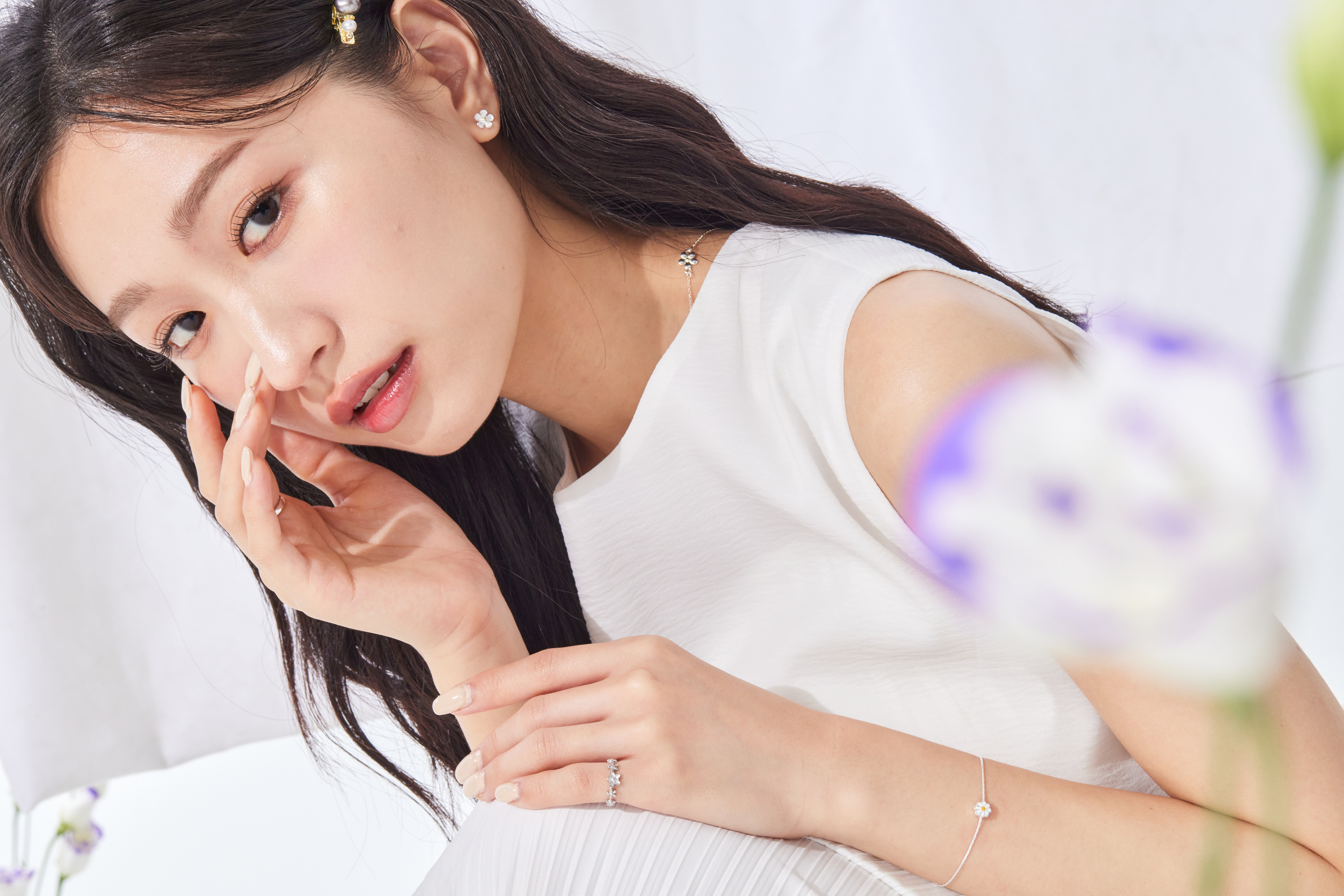 模特自然垂手，尾戒於指間閃耀，搭配整體穿搭呈現清新少女感。