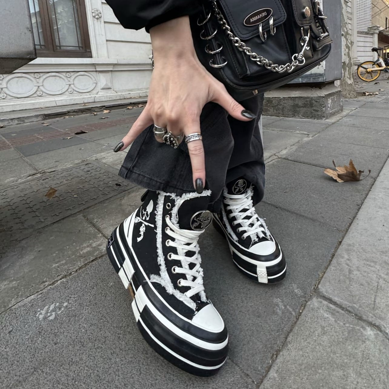 聯名款 MMJ·ROARGUNS x xVESSEL 吳建豪 帆布鞋 骷髏 解構 不收邊刷破 金屬徽章