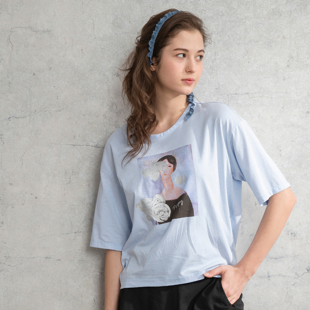 PIPPY藝文印花落肩彈性棉圓領T恤 藍