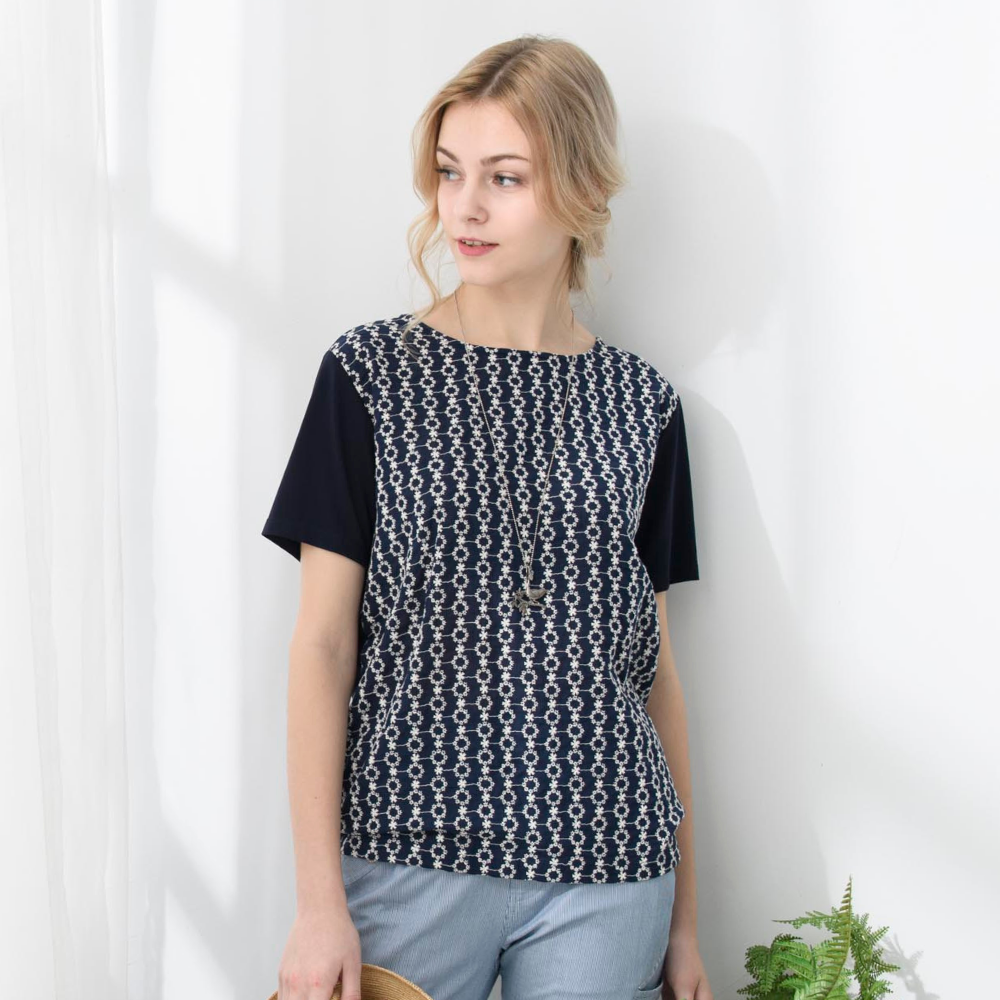 PIPPY 彈性刺繡剪接棉質圓領短袖上衣 丈青