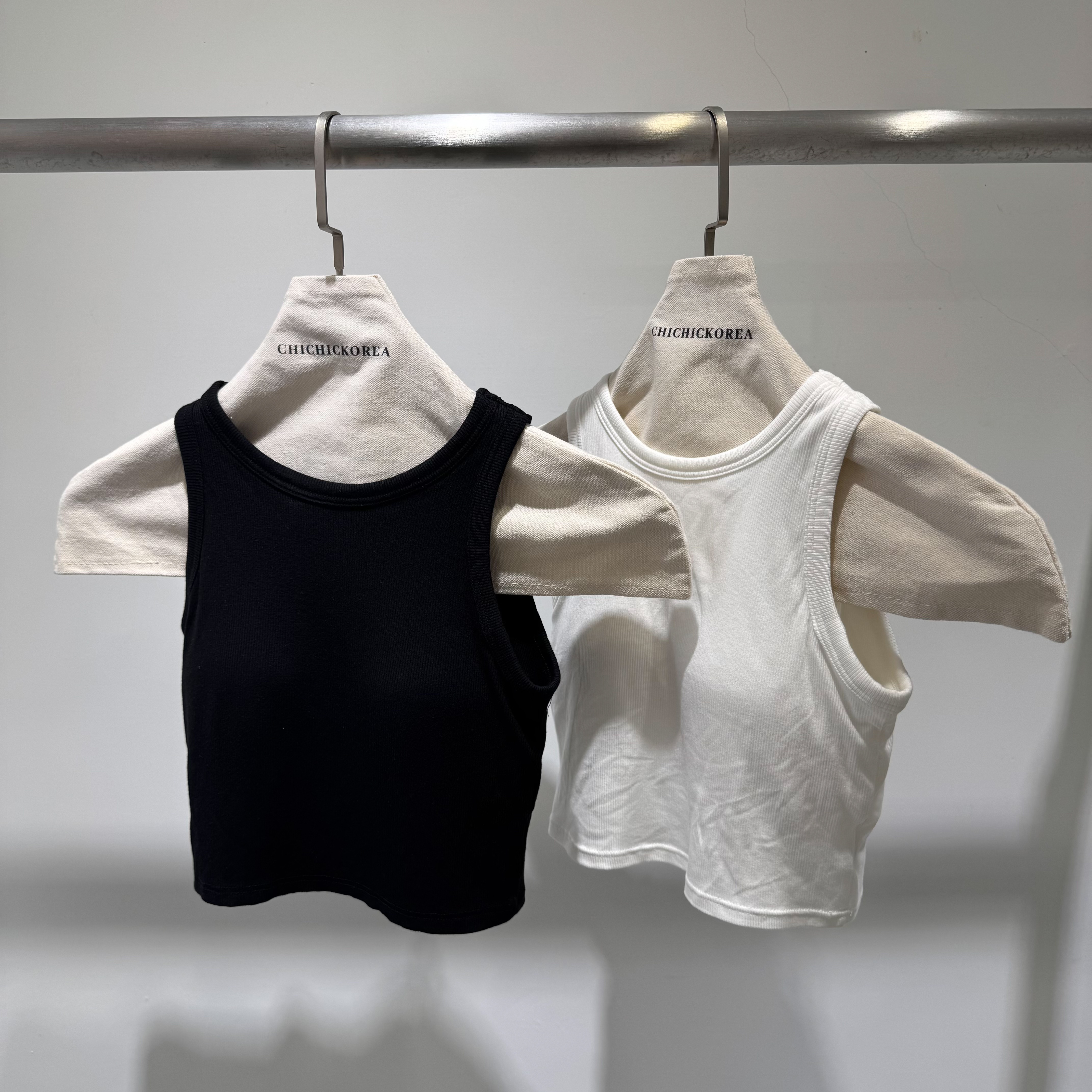 UB04每年熱賣續出削肩Bratop(白/黑，無折扣）