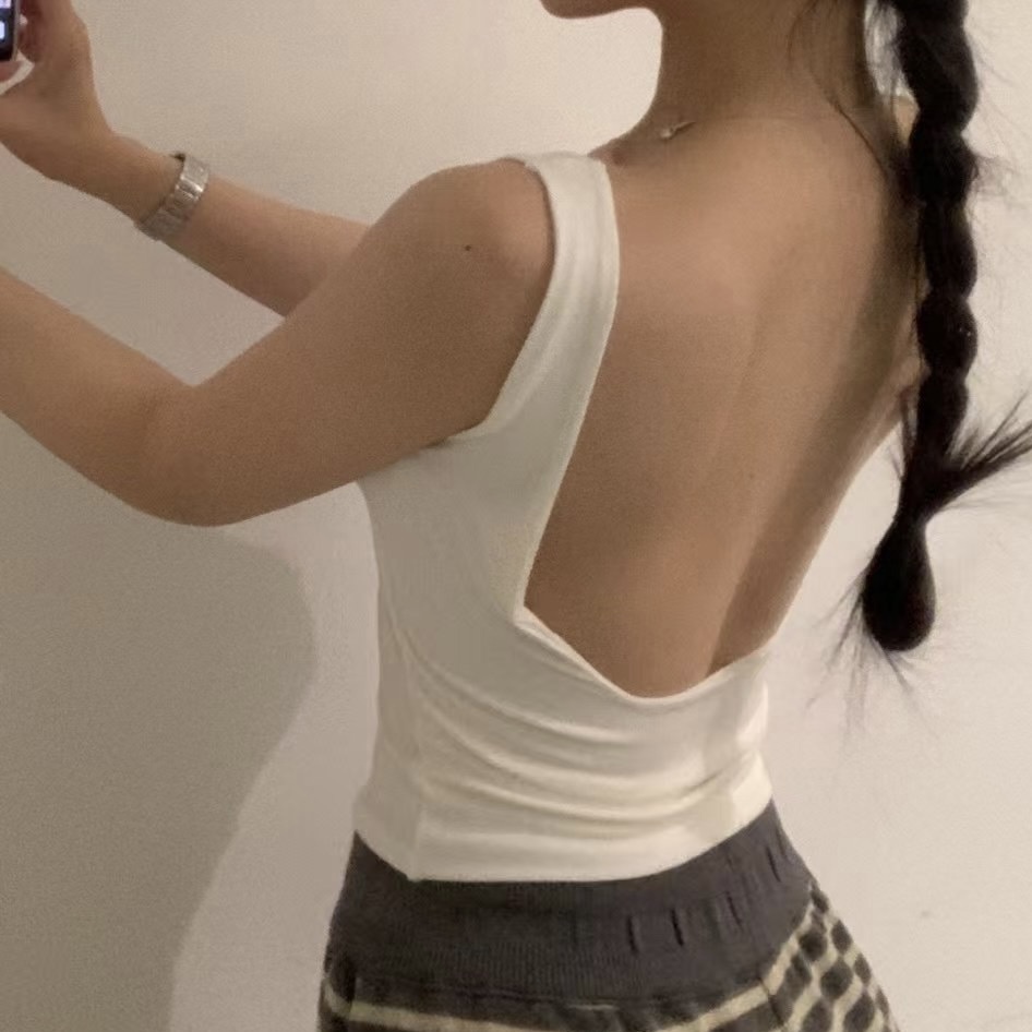 UB06方領大U露背Bratop(白/黑，無折扣）