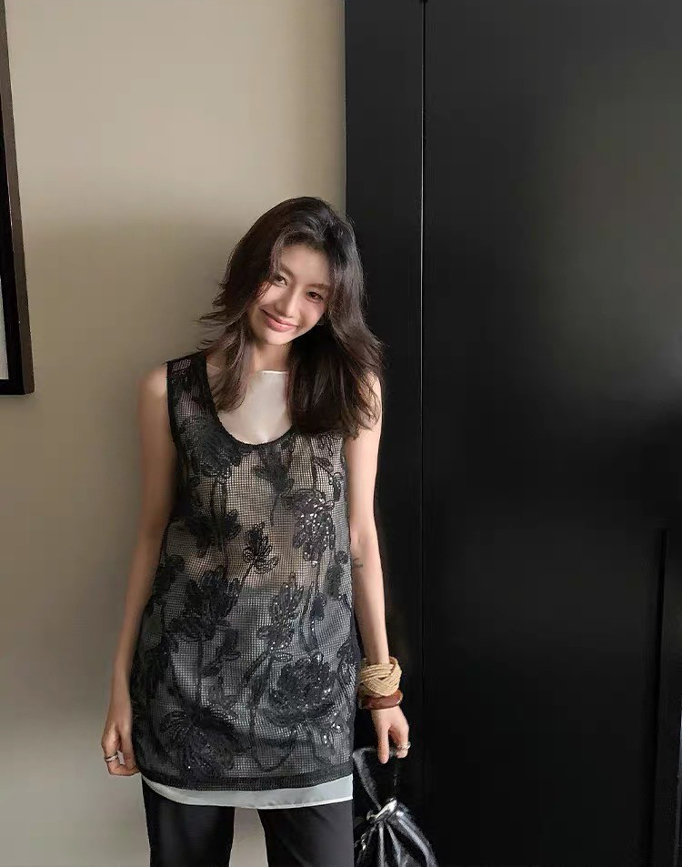經典黑花朵刺繡鏤空上衣+內搭背心SET-S-XL (Elegant & Love)