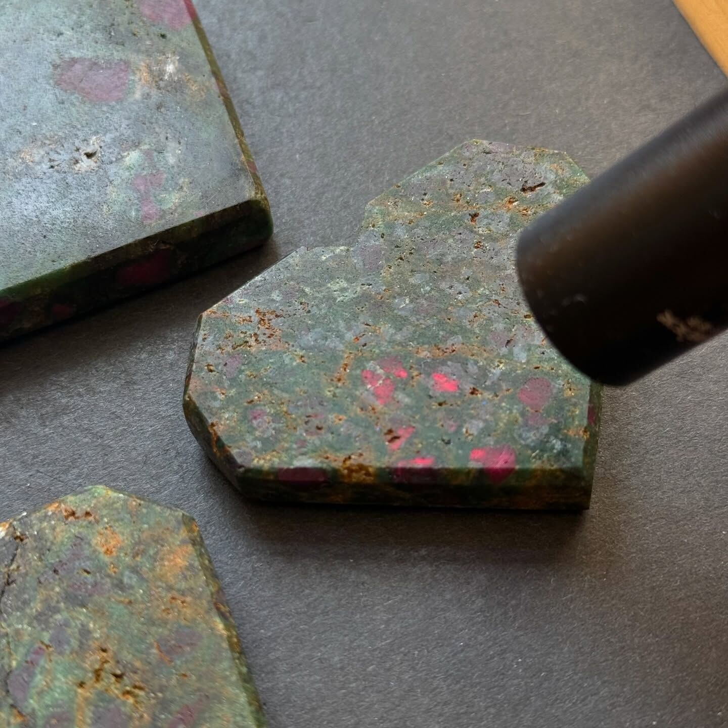 [原石] 紅寶鉻雲母 愛心