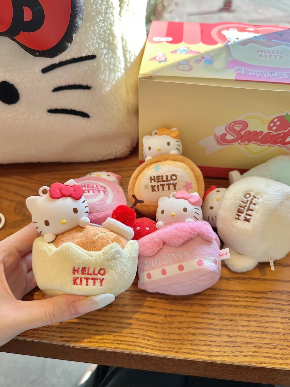 三麗鷗HELLO KITTY Y2K香香絨毛吊飾 盲盒 6+1隱藏款