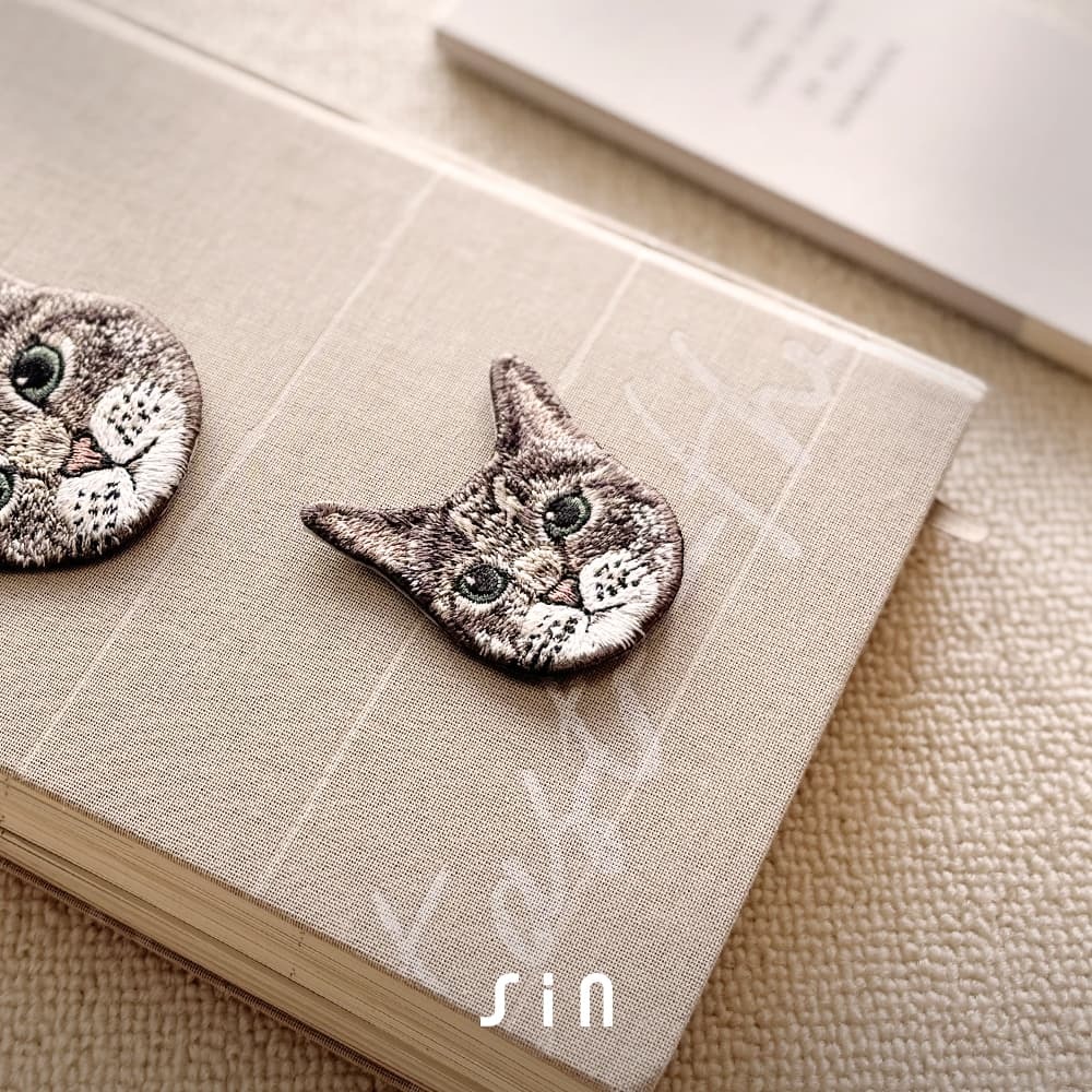白底虎斑小喵 Mini 迷你版 貓咪刺繡貼紙｜ Sin意工作室