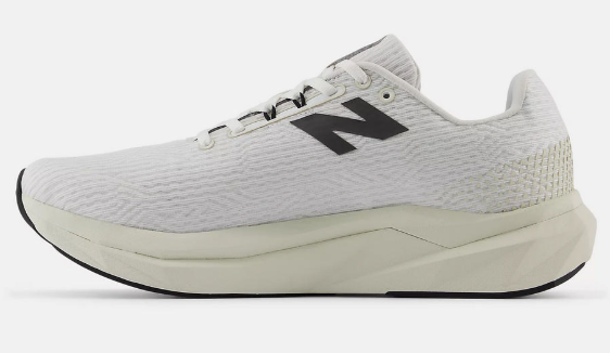 New Balance FuelCell Propel v5 男款 路跑慢跑鞋 白黑配色 | 高回彈推進 日常訓練首選 | JUN25