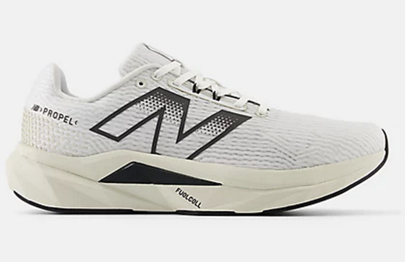 New Balance FuelCell Propel v5 男款 路跑慢跑鞋 白黑配色 | 高回彈推進 日常訓練首選 | JUN25