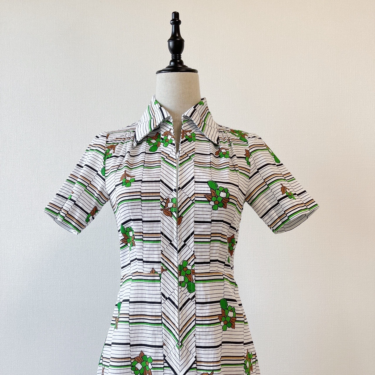 白色條紋配綠花連身裙