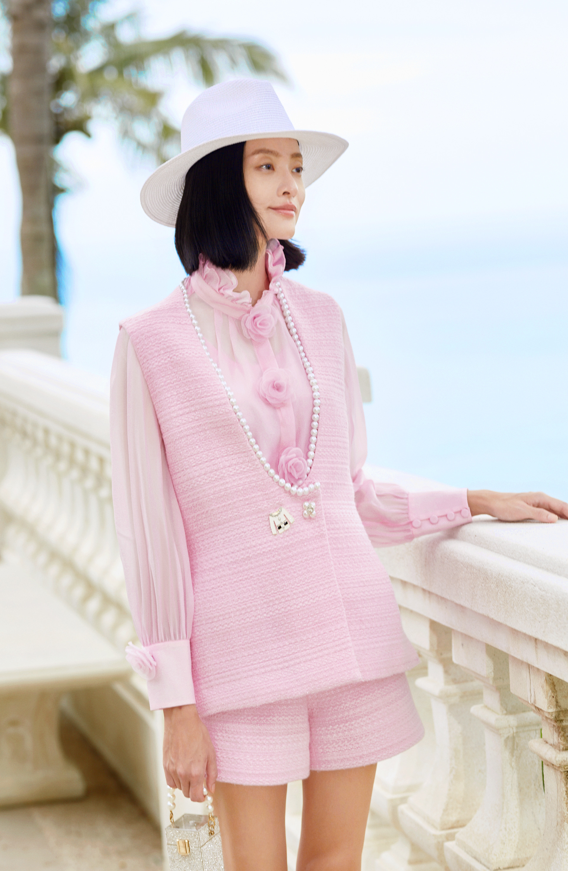 BD10009A1芭比粉荷葉領玫瑰泡袖上衣 (附玫瑰花別針*3)