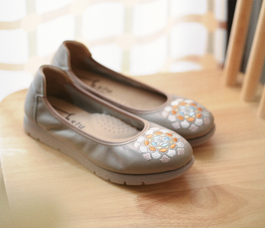 刺繡散步鞋｜錦簇花語 (暖灰)