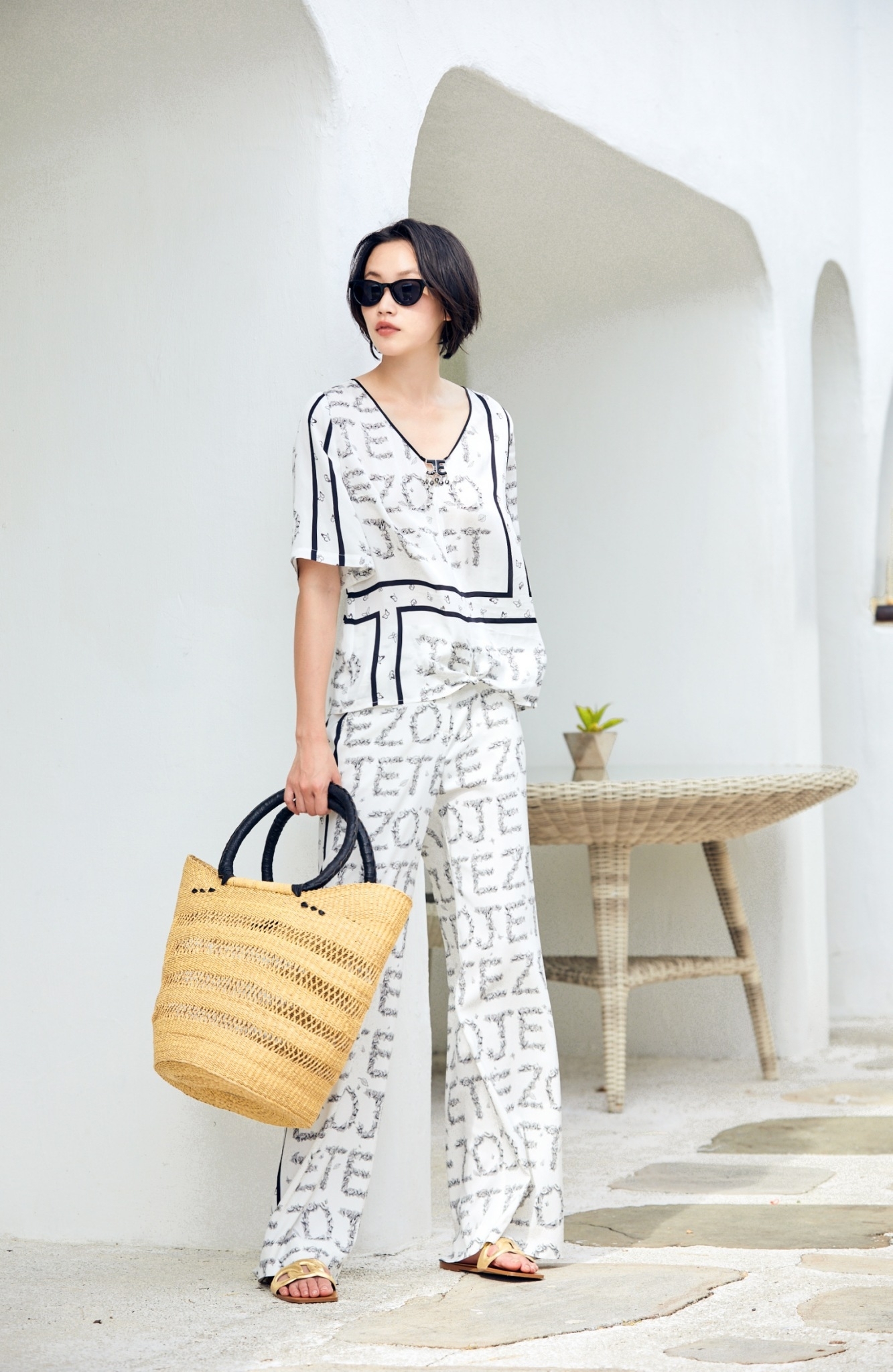 BC1EB053A1 天空之城經典法式玫瑰V領上衣