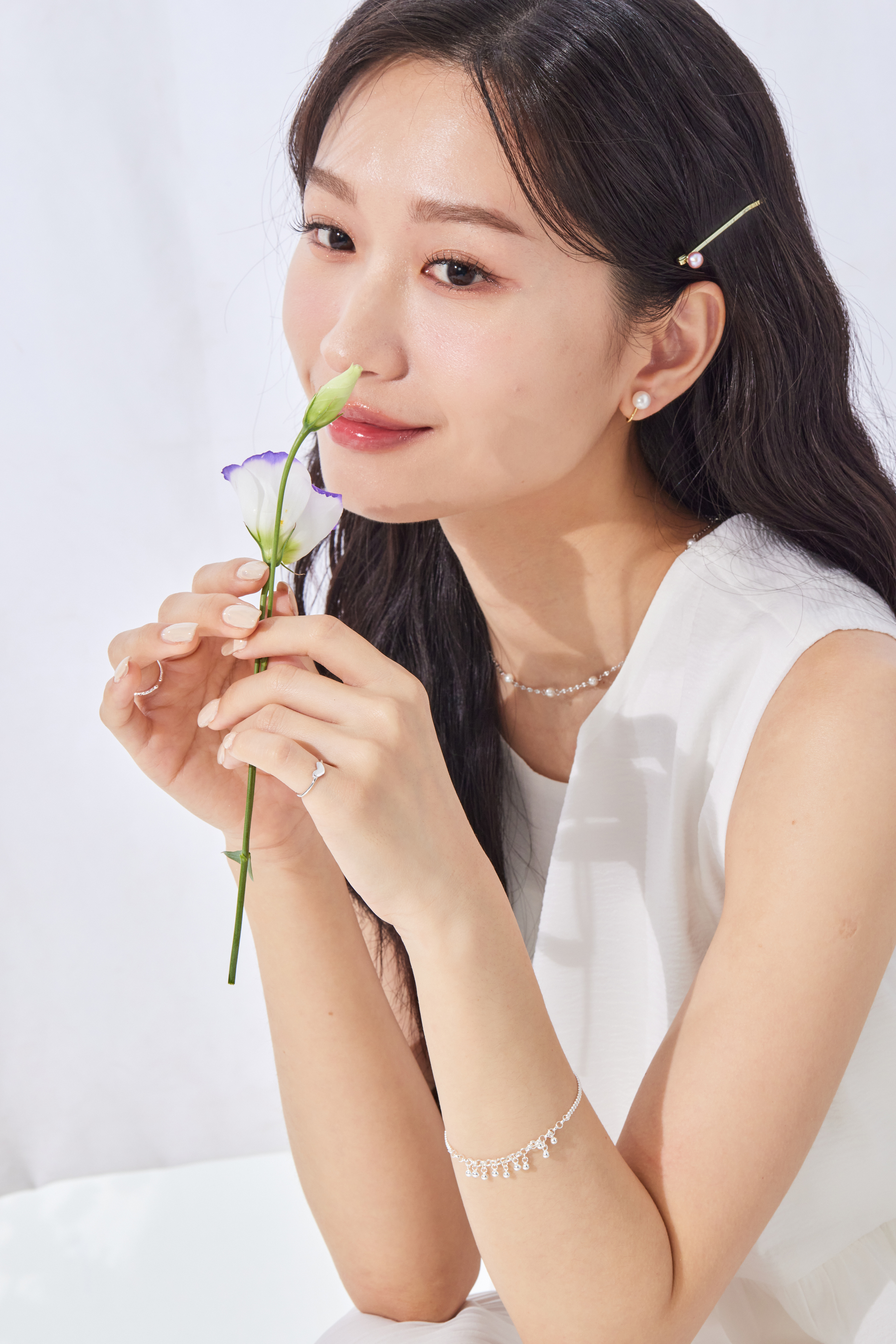 尾戒作為細節配件點綴手部線條，氣質柔美。