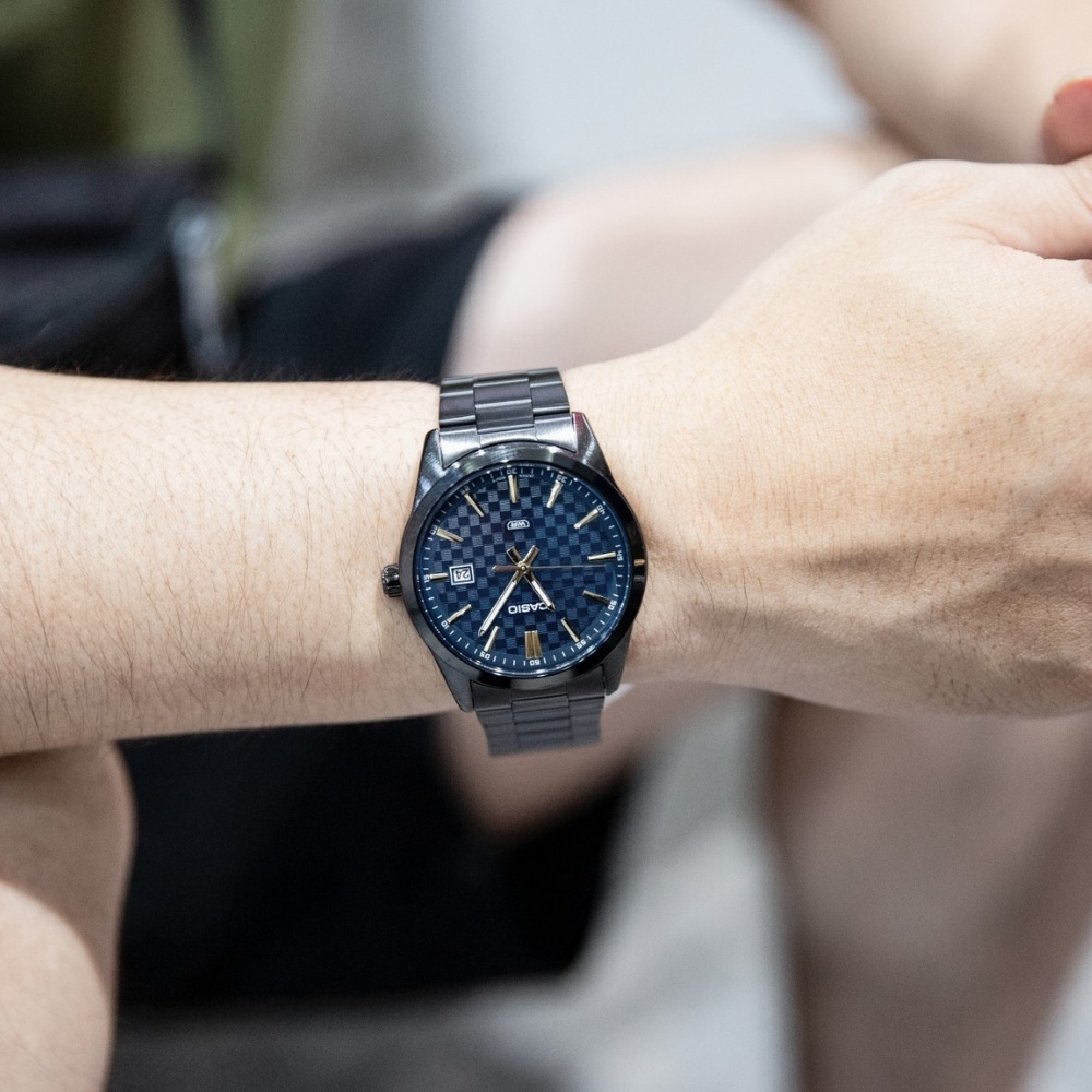 萬年鐘錶 - CASIO 卡西歐  藍色錶盤經典款指針不鏽鋼 男錶 MTP-VD03B-2   錶徑41MM