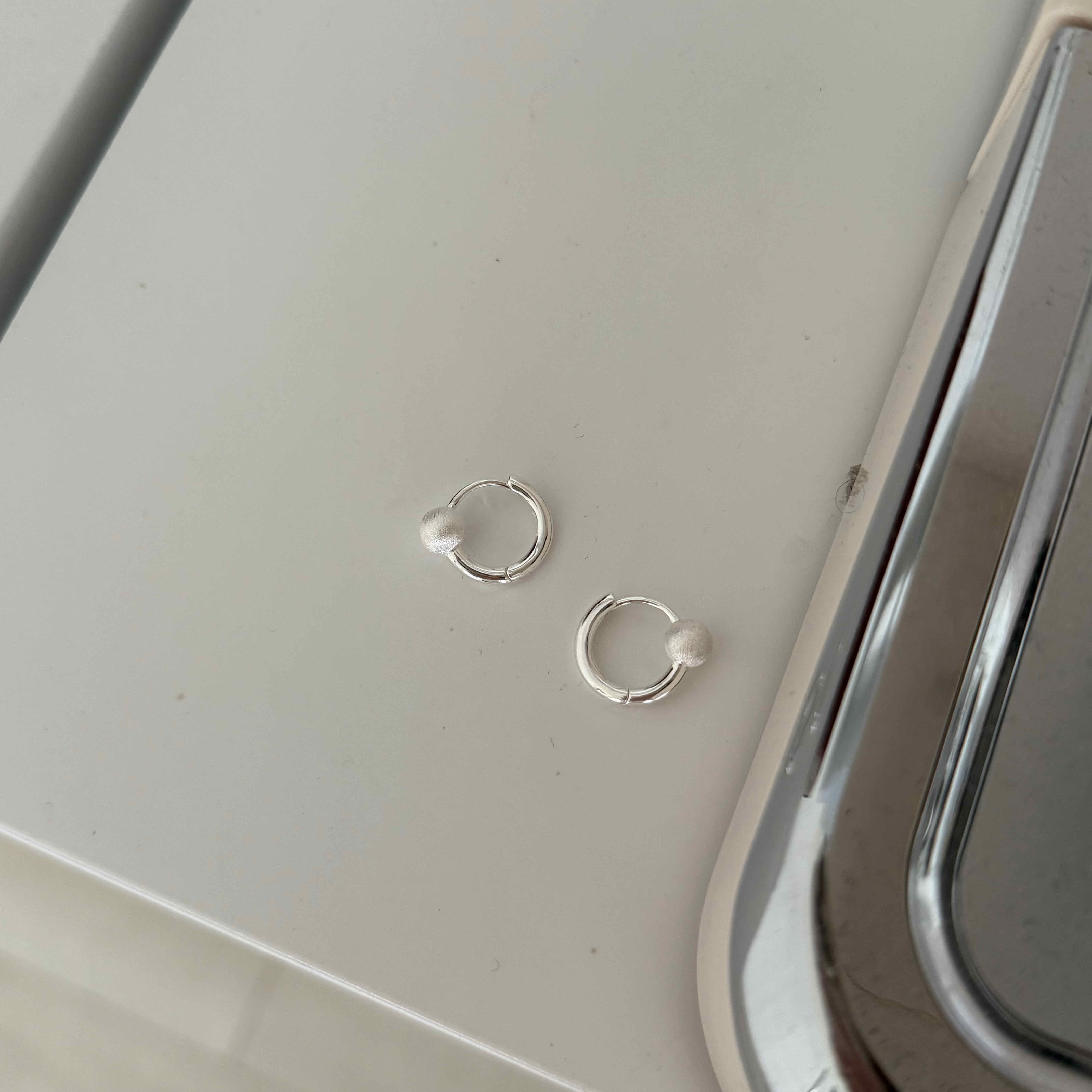 🇰🇷925 silver 銀色閃粉球球易扣耳環