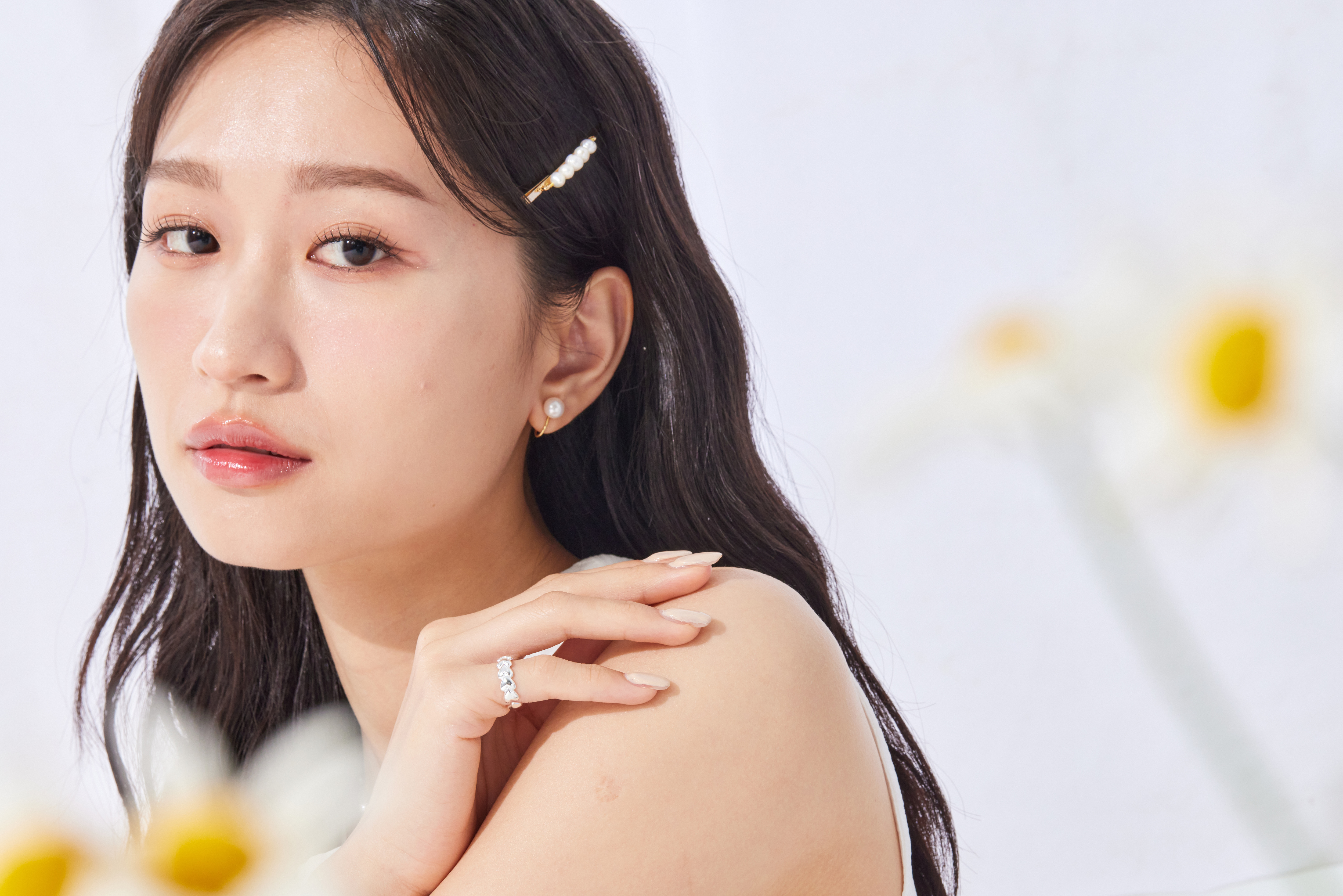 模特穿著簡約風格上衣，尾戒低調卻吸睛，展現甜而不膩的風格感。