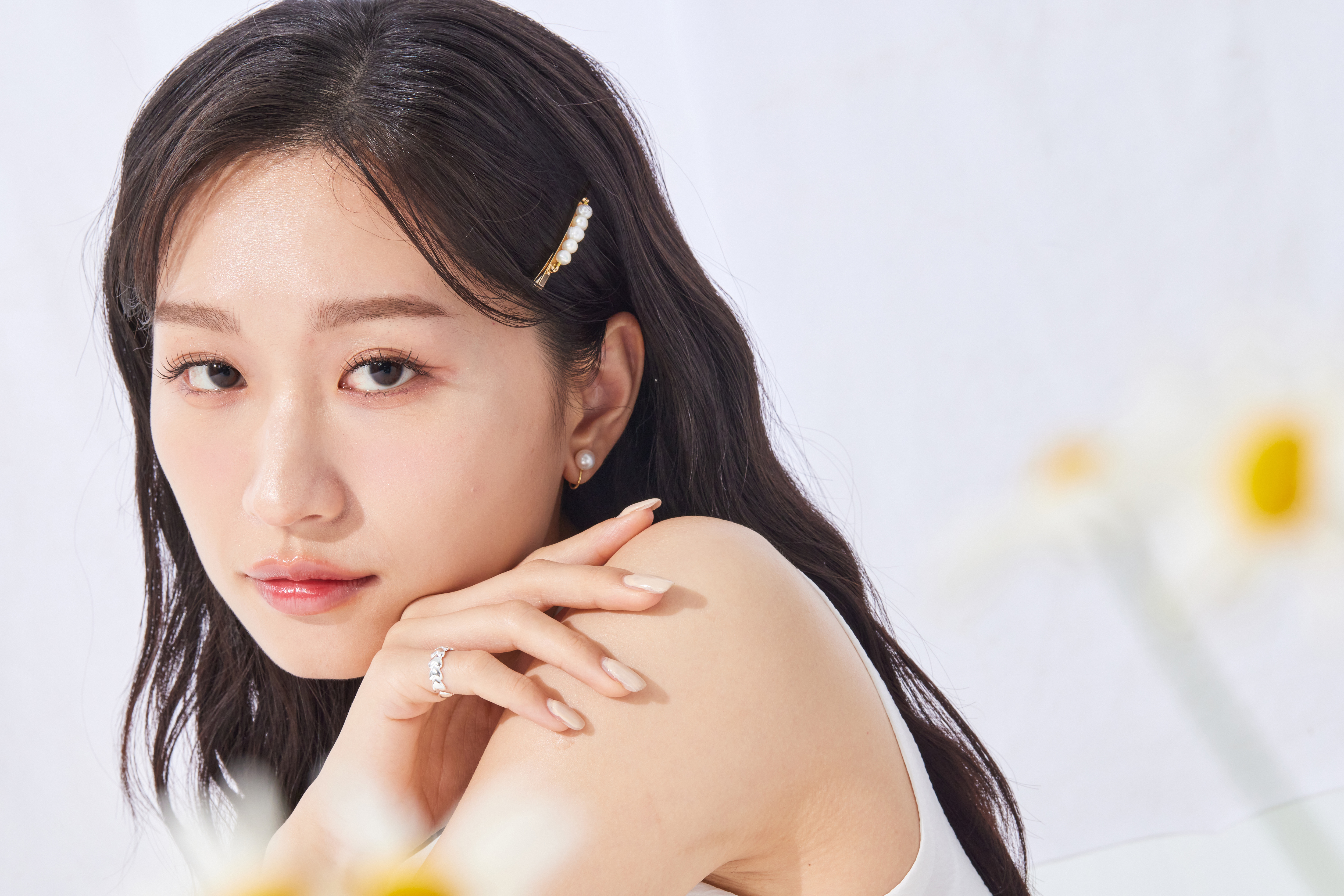 愛心環繞尾戒展現甜美層次感，提升整體造型完整度。