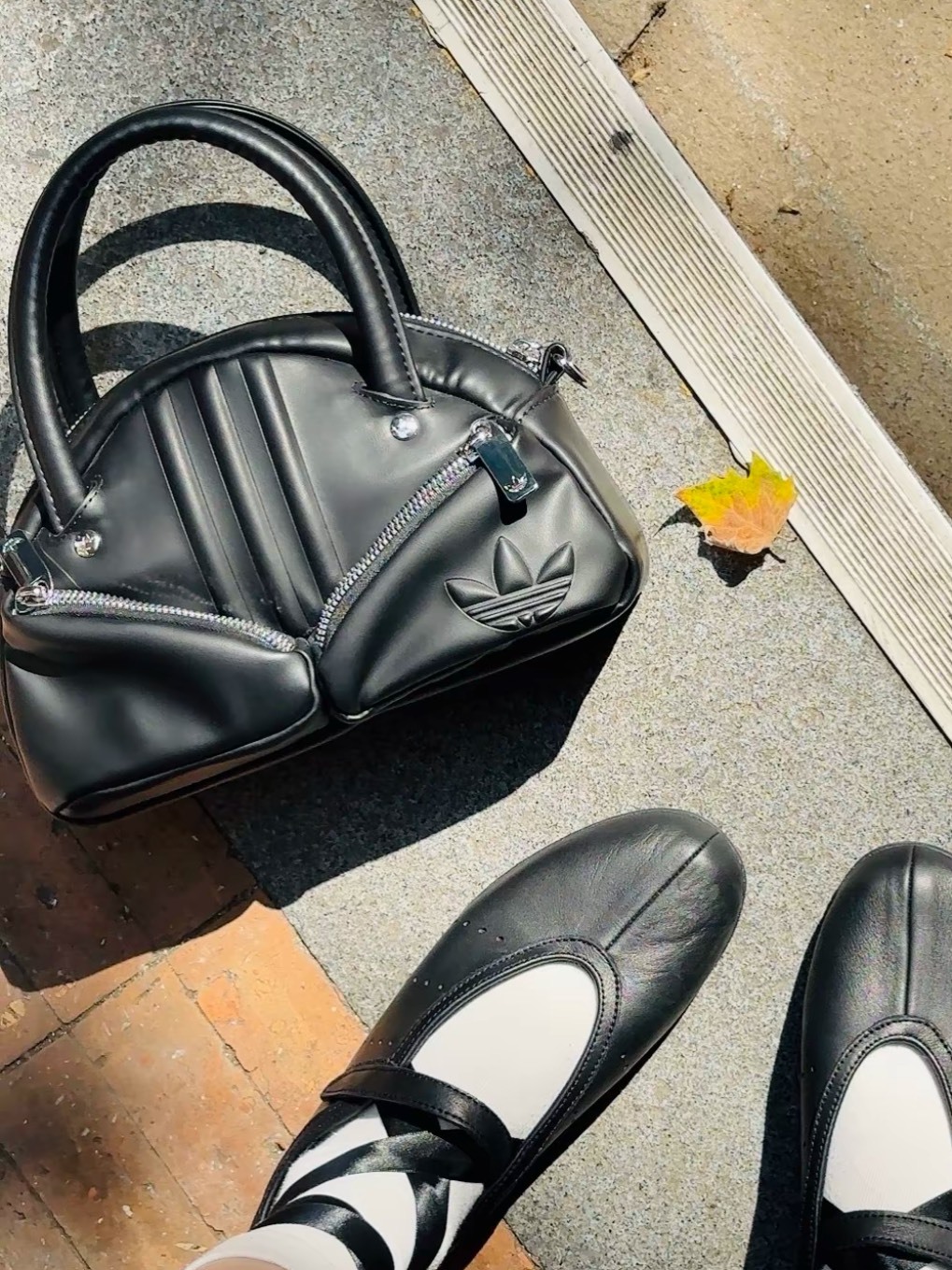 ADIDAS 皮革小口袋手提包