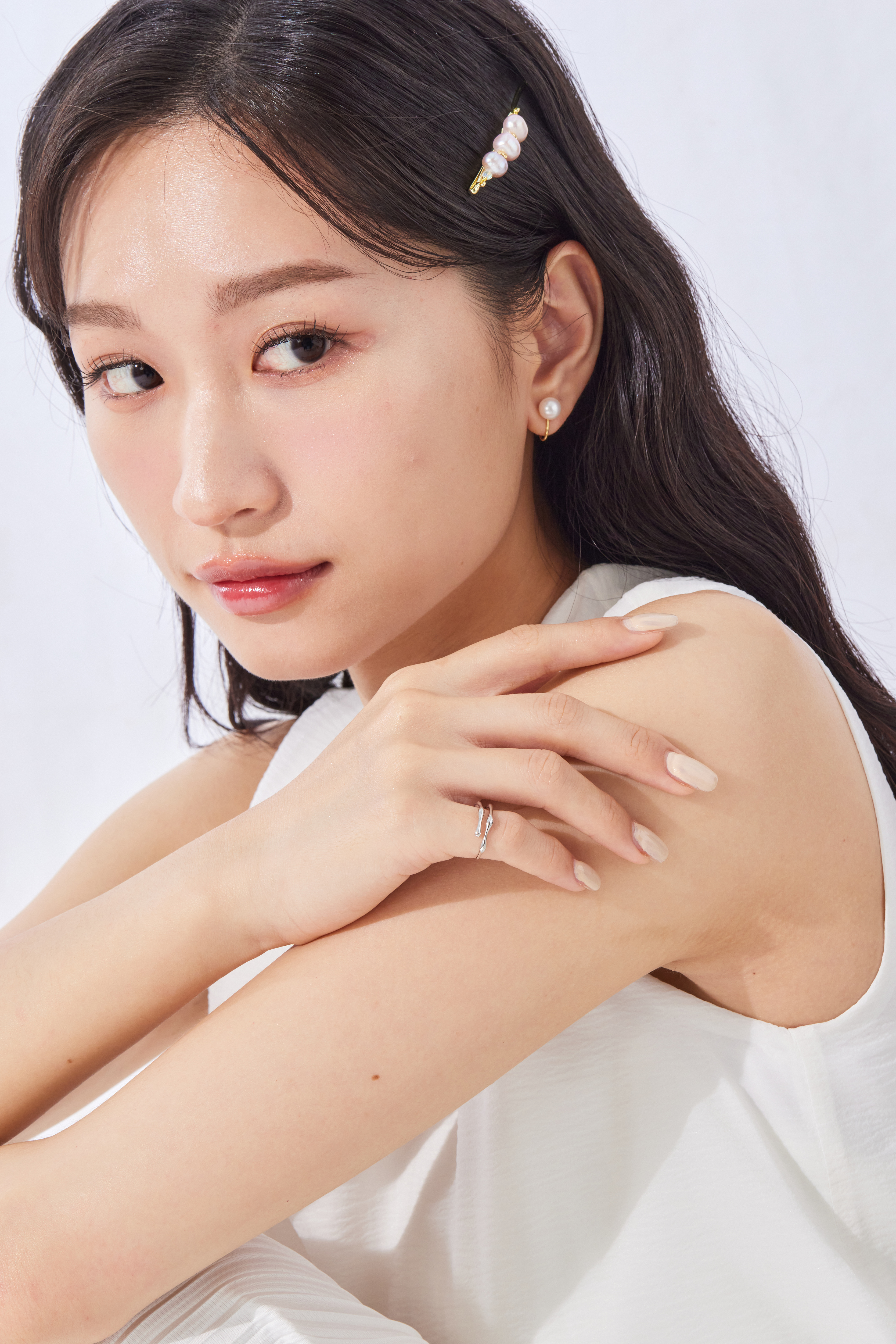 模特穿搭日常風格，流線尾戒成為簡約造型中的亮點配件。