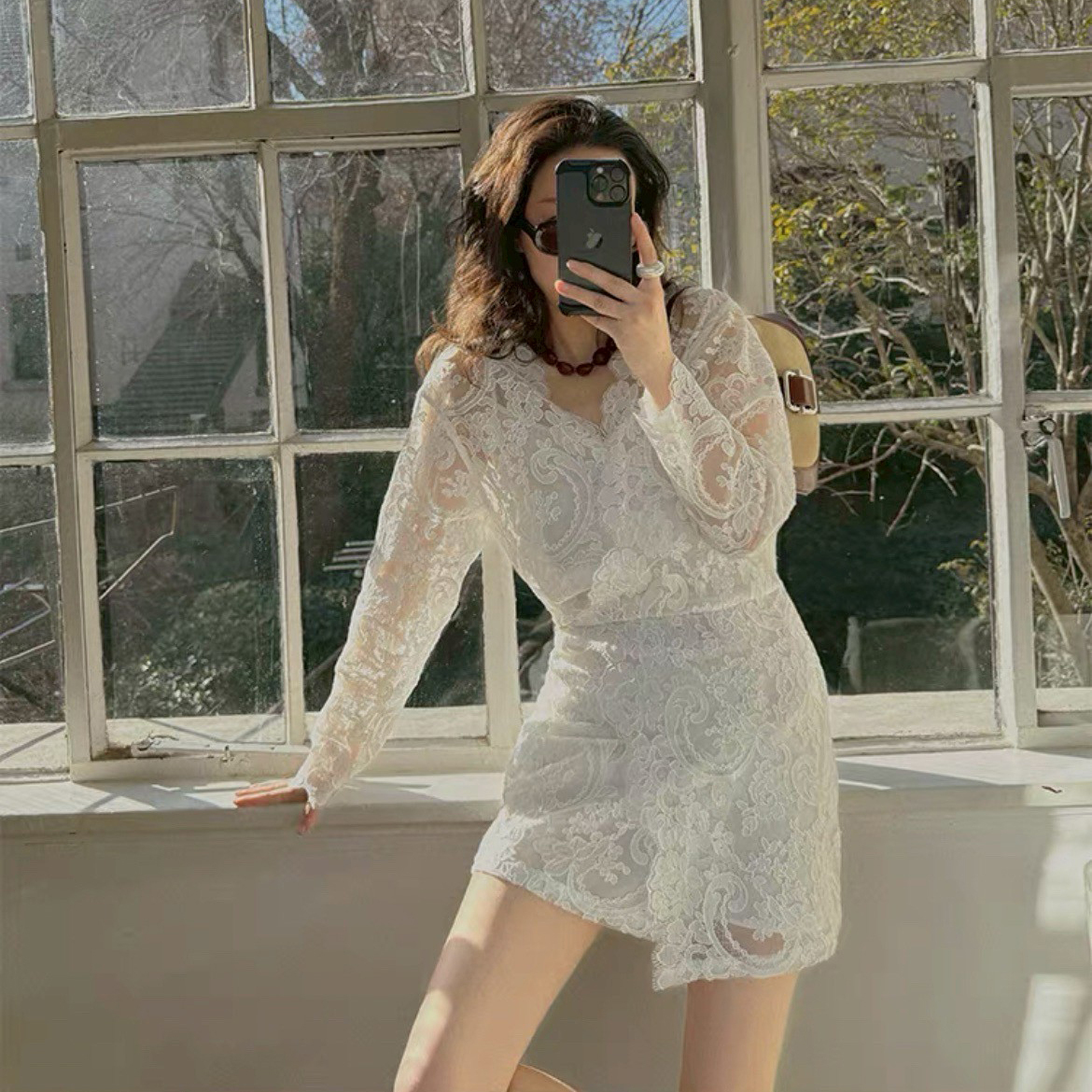 雲朵白透膚花朵蕾絲收腰V領短洋裝S-XL (Elegant & Love)