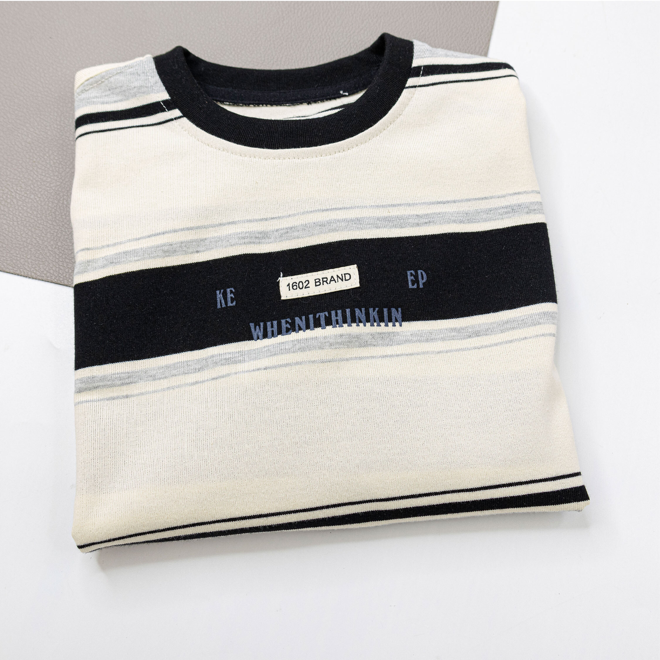 流行英字小標條紋上衣 (H50462)