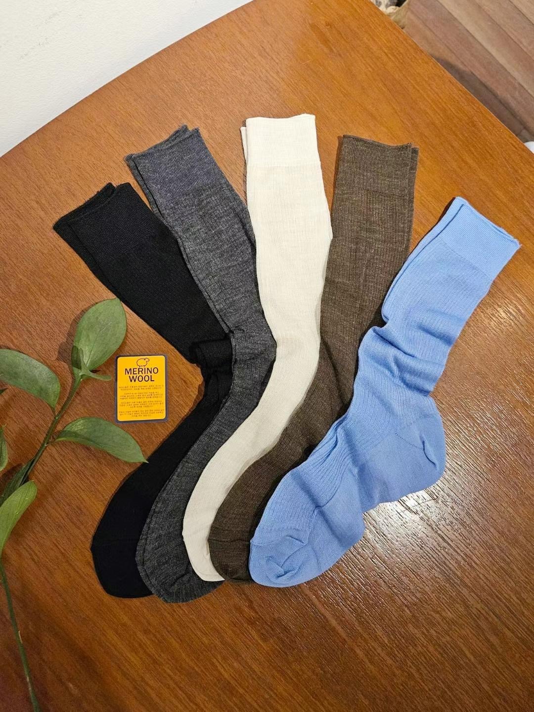 Thin ribbed long socks