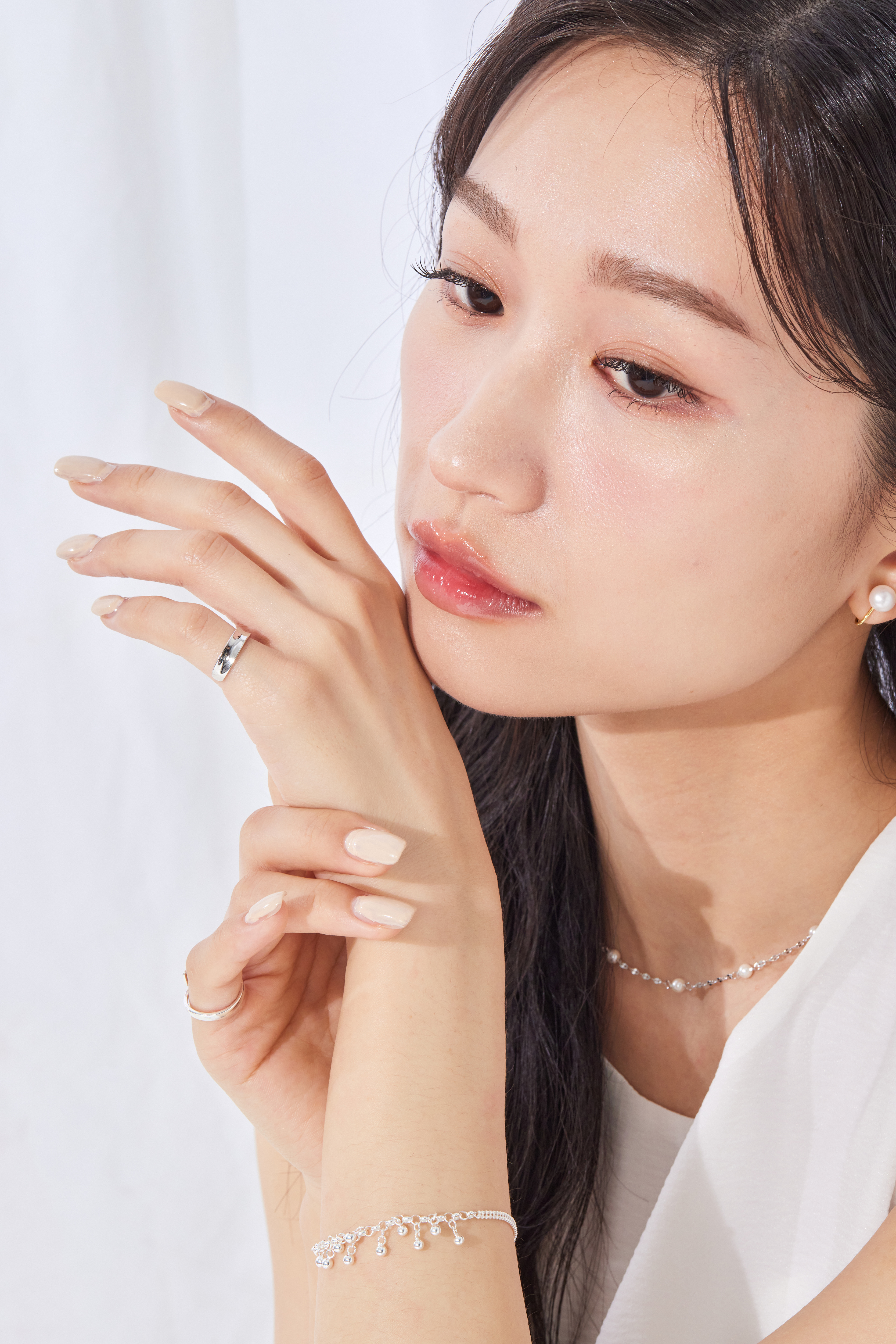 模特展示手部，戒指在自然光中閃現純銀光澤，細節精緻不浮誇。